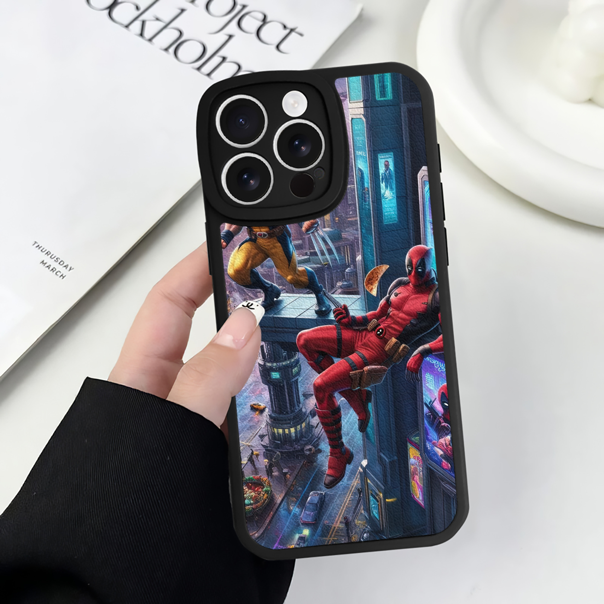 （画像用） Deadpool デッドプール 【iPhone 16シリーズ対応】シリコンスマホケース（レザー調） 材質：シリコン